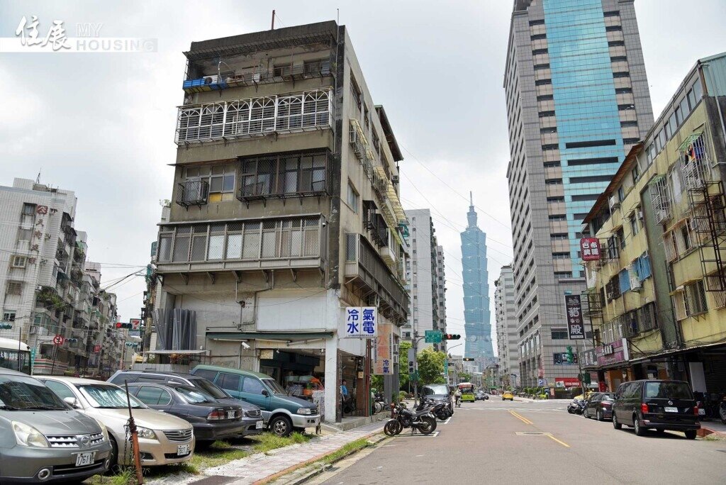 北醫生活圈對比信義計畫區,環境質感存在極大落差。