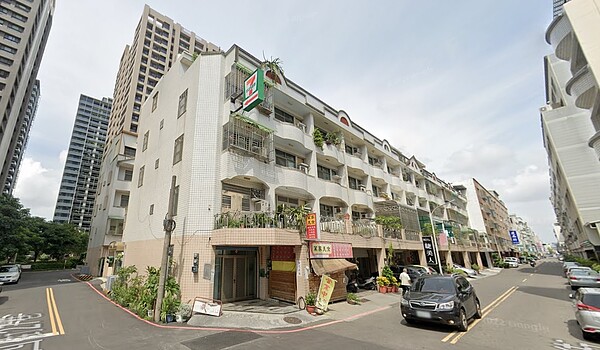 貼好貼滿!台南透天「這樣賣」 網笑喊:萬售之王 台南安平區一處透天物件吸引網友熱議。圖/截自Google Map