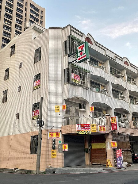 貼好貼滿!台南透天「這樣賣」 網笑喊:萬售之王 台南安平區建平七街上一處透天貼滿「售」字,超吸睛。圖/截自臉書社團「路上觀察學院」