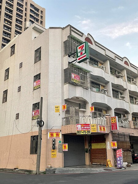 台南安平區建平七街上一處透天貼滿「售」字，超吸睛。圖／截自臉書社團「路上觀察學院」