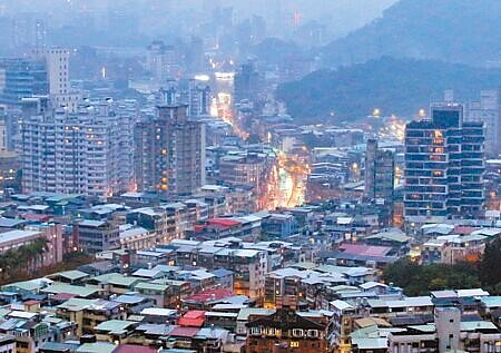 「囤房稅2.0」稅率基準6日出爐,非自住住家房屋將採全國歸戶,法定稅率調升為2%至4.8%間,若在六都擁有2戶以內,適用稅率3.2%,持有7戶以上者,稅率達4.8%。(范揚光攝)