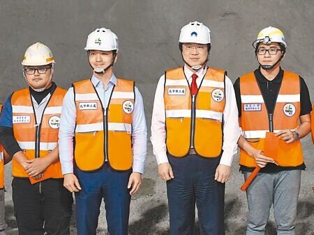 
台北市政府6日舉辦「國家生技研究園區聯外道路工程隧道貫通典禮」，市長蔣萬安（左二）、內政部長林右昌（右二）難得同台。（黃敬文攝）

