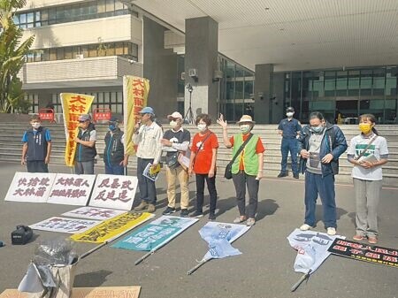 
環保團體6日在高市府四維行政中心外廣場舉牌抗議，認為南部人呼吸的空氣是全台灣最糟糕，肺癌增加率也是北部的15倍，導致每年超過4000人早逝。（洪浩軒攝）
