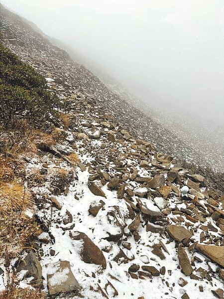 這波冷氣團夾帶著強大濕氣，為高山創造降雪的條件，雪山圈谷6日上午就降下了今年入冬後第一場瑞雪，雪霸國家公園管理處表示，369營地也同樣飄下瑞雪，入夜後有可能結冰。圖／雪管處提供