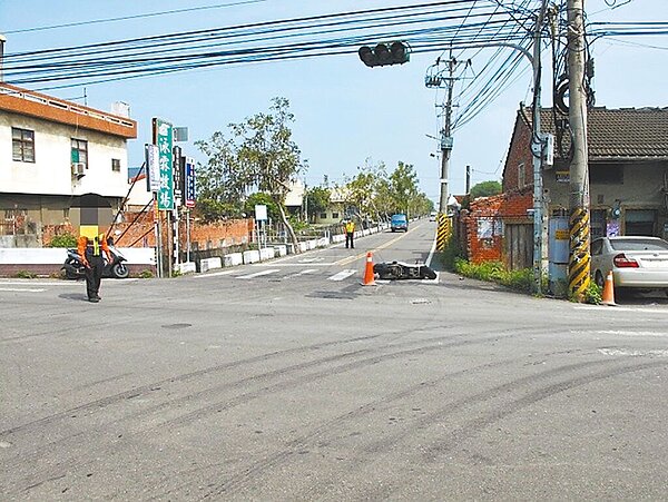 2022年3月某工程公司在彰化縣秀水鄉番花路與正興路口施作自來水管埋設工程,工程單位申請5名義交,疑似指揮不當導致吳男駕駛重機以時速70公里的速度撞上80歲的洪姓老翁,最終不幸死亡。圖/民眾提供