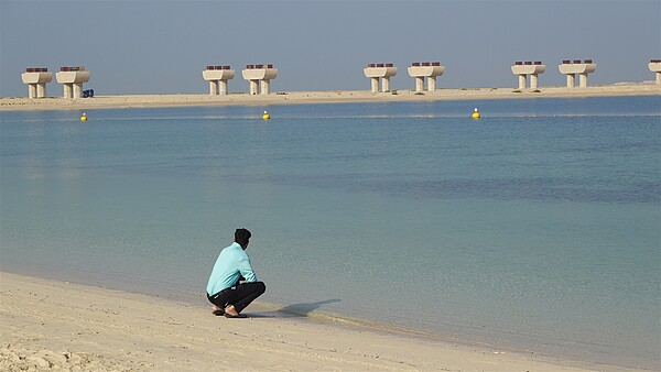 杜拜人造島傑貝阿里棕櫚島從2002年開工至今20年仍未完工，，目前島上仍舊一片荒蕪、只有橋墩。願景工程記者孫文臨／攝影 