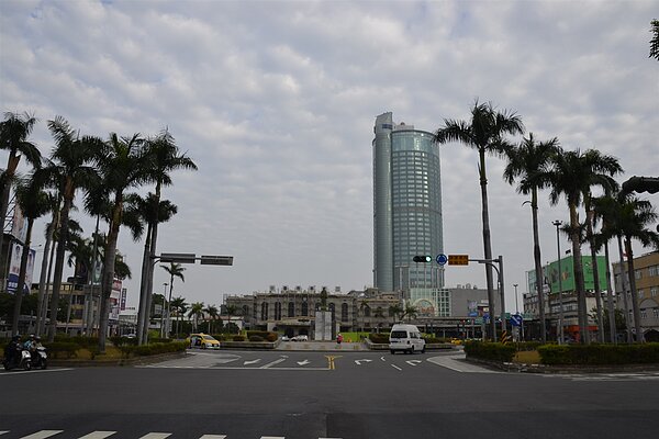 台南市交通局因應鐵路地下化,2年後新站將設置,正規畫站前的環境、交通動線、人行步道改造與設計,要讓城市門面大換臉。記者鄭惠仁/攝影