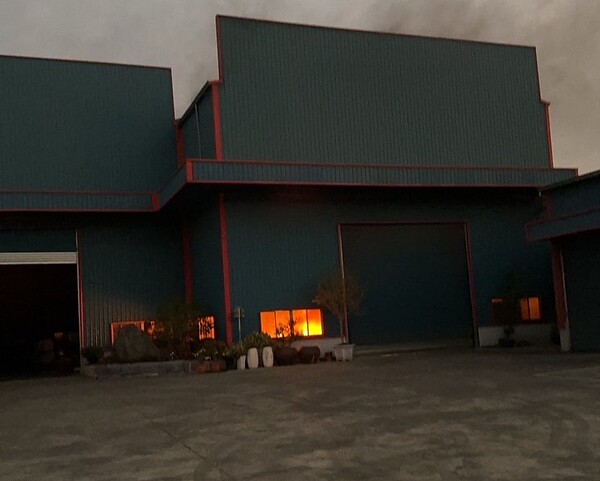 高雄市大發工業區內,1家電鍍廠今天凌晨冒出火光。圖/讀者提供