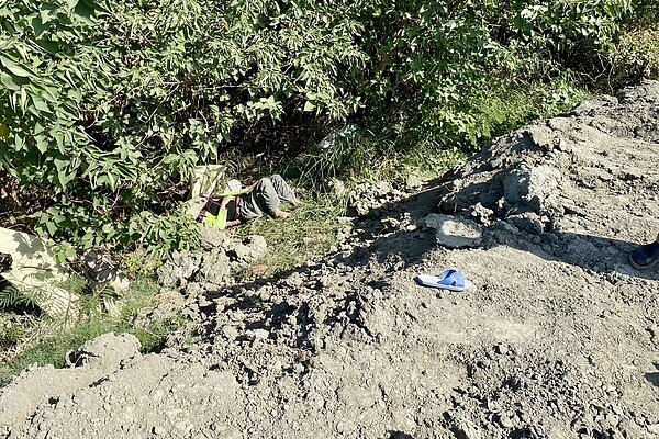 朱姓男子家住千坪砂石場,其93歲老父親日前在「家」走失,最後被發現人摔傷在草叢。圖/翻攝畫面