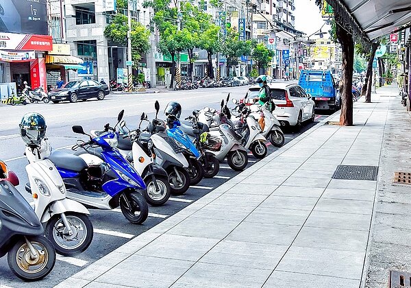 站前建楠路及楠梓新路東側人行道改善完成。圖／工務局道路養護工程處提供