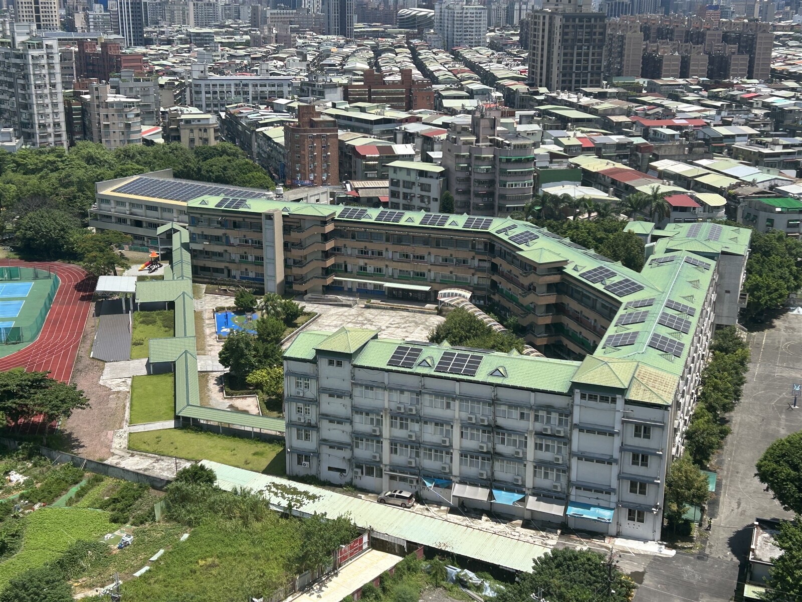 板橋國光國小為新、舊社區交界，周邊有國光公園及環河公園。記者張曼蘋／攝影 