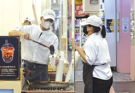 
選戰進入關鍵時刻，《最低工資法》7日在立法院進行朝野協商，因審議委員會成員組成等四大條文沒有共識，將於8日逕送院會表決。由於朝野都在爭搶勞工選票，預計12日三讀通過可能性高。圖∕本報資料照片
