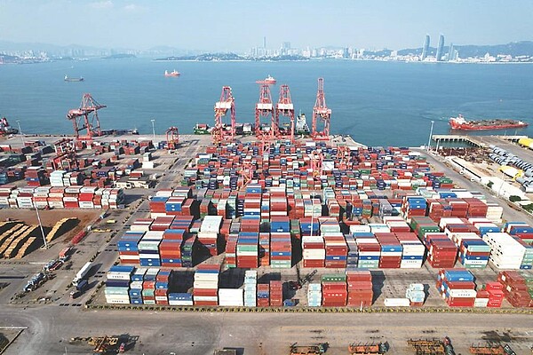大陸11月外貿數據喜憂參半,其中以美元計出口相隔七個月再度轉正,年增0.5%,但進口卻再度翻黑。圖/中新社