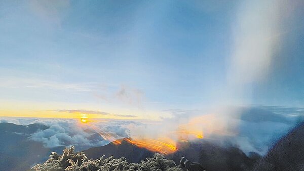 7日是二十四節氣中的「大雪」,玉山清晨6點多測得今年入冬以來最低溫攝氏零下8.2度,氣象署並公布玉山日出、雲海、雲瀑和冰封樹枝的美照。 圖/中央氣象署提供