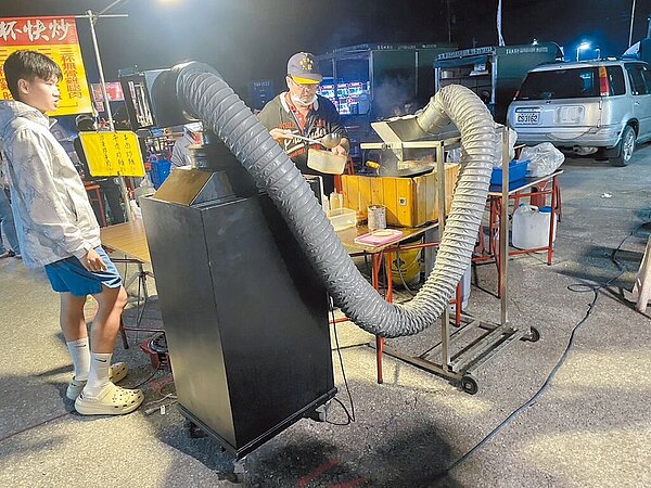 雲林縣環保局的夜市汙染防制巡迴車選擇濃煙較大的夜市攤商,請小販們安裝抽油煙設備,把油煙過濾後再排出。圖/雲林縣環保局提供