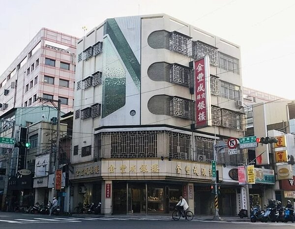 嘉市「地王」由中央噴水圓環蛋黃區金豐成銀樓蟬聯,每坪約102萬元,地王蟬聯10年。圖/嘉市府提供