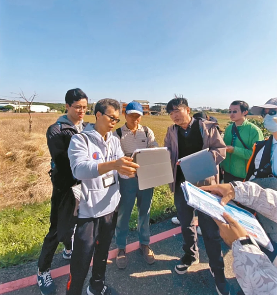 桃園市推動捷運青線,捷工局等單位實地會勘路線。圖/桃園市捷工局提供