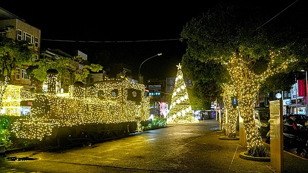 淡水老街廣場飄濃濃耶誕味。圖/淡水區公所提供