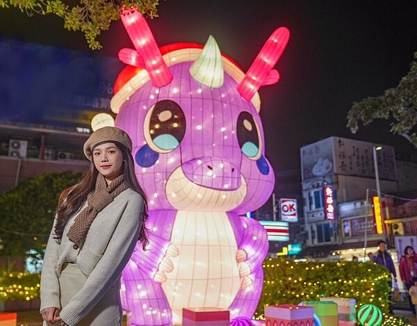 可愛Q版小恐龍吸引民眾拍照。圖/淡水區公所提供