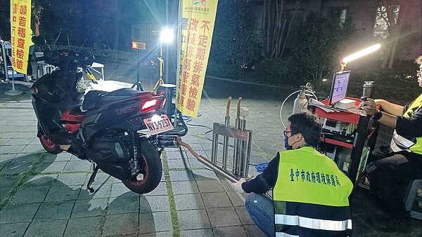 環警監聯合稽查。圖/台中環保局提供