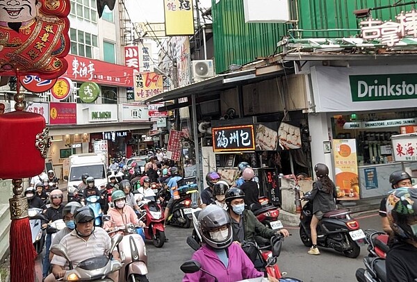 台中東海商圈雖是龍井門牌，但僅臨西屯區。圖／業者提供