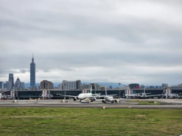 以松山機場跑道為中心的三公里建築物會有限高。聯合報資料照片