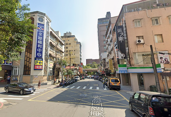 隔壁搬來「這鄰居」房價起飛? 網扣分:至少離50公尺 網友發現隔壁一樓店面即將開張連鎖超商,好奇對房價的加分效果。示意圖與內文無關/翻攝自Google maps