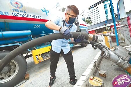 中油依據油價機制，下周汽油暫不調整，但柴油要逆勢調高0.4元。（本報資料照片）