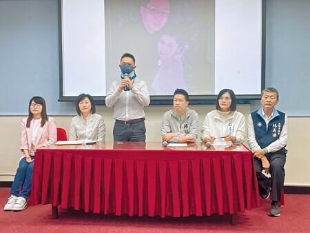 林男(左三)8日在多名藍營議員陪同下舉辦記者會,希望政府針對酒駕行為修法,訴求酒駕再犯致死以不確定故意殺人罪論處,並推動酒駕罰款收入專款專用。(洪浩軒攝)