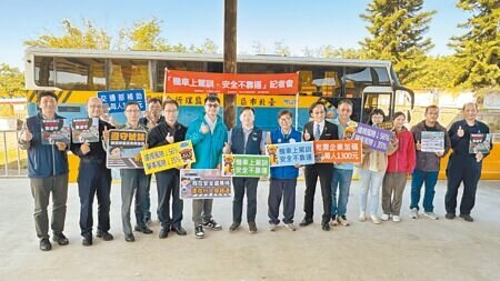 金門監理站成功輔導金門駕訓班成立在地首間普通重型機車駕訓班,台北市區監理所所長江澍人(前排左六)8日特別前往主持宣傳記者會。(于家麒攝)