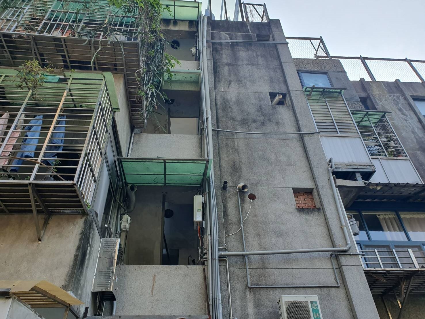 民生社區內的住宅多為低矮樓房，沒有裝設電梯。記者邱書昱／攝影 