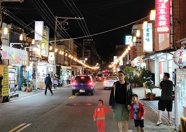 屏東縣四重溪溫泉區最棘手的老街景觀門面改造,縣府擬補助住戶「拉皮」成立示範區。記者潘欣中/攝影