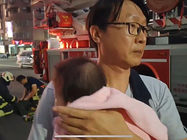 嘉義市興達路某大樓8日傍晚發生火警，大樓管理員破門撲滅火勢，屋內7歲男童與5個月大女嬰在家，大人外出，消防隊員救出男童女嬰預防性送醫。記者魯永明／翻攝