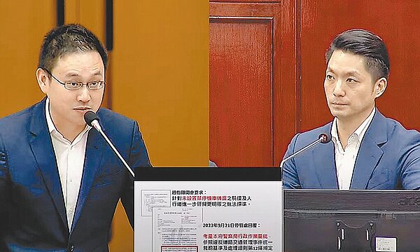 民進黨台北市議員趙怡翔(左)於市政總質詢指出,北市警察局及停管處等單位,針對機車濫停於人行道裁罰基準態度消極,不僅毫無取締標準,民眾提出檢舉案件更置之不理。圖/摘自北市議會直播系統