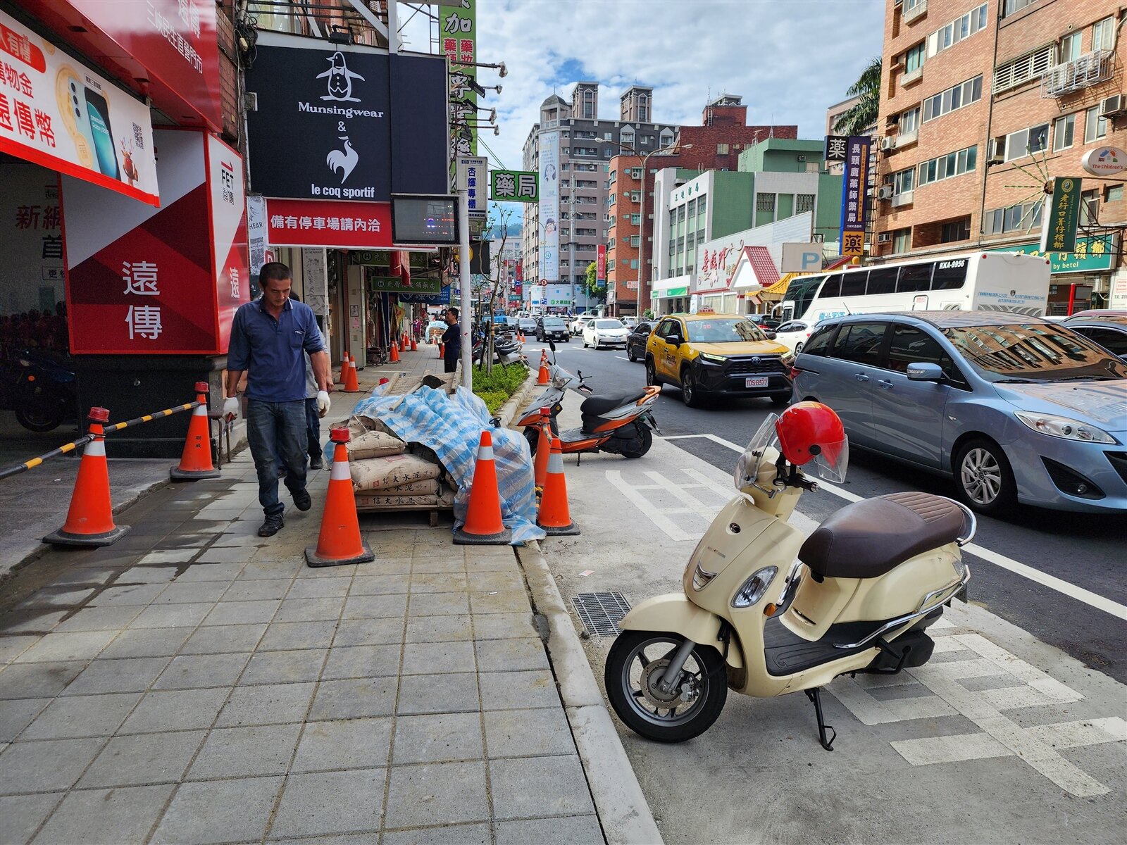 三峽區公所工務課長鄭偉豐表示,公車專用標線畫上後仍有民眾在此停放機車,已協請警方加強取締。記者李定宇/攝影