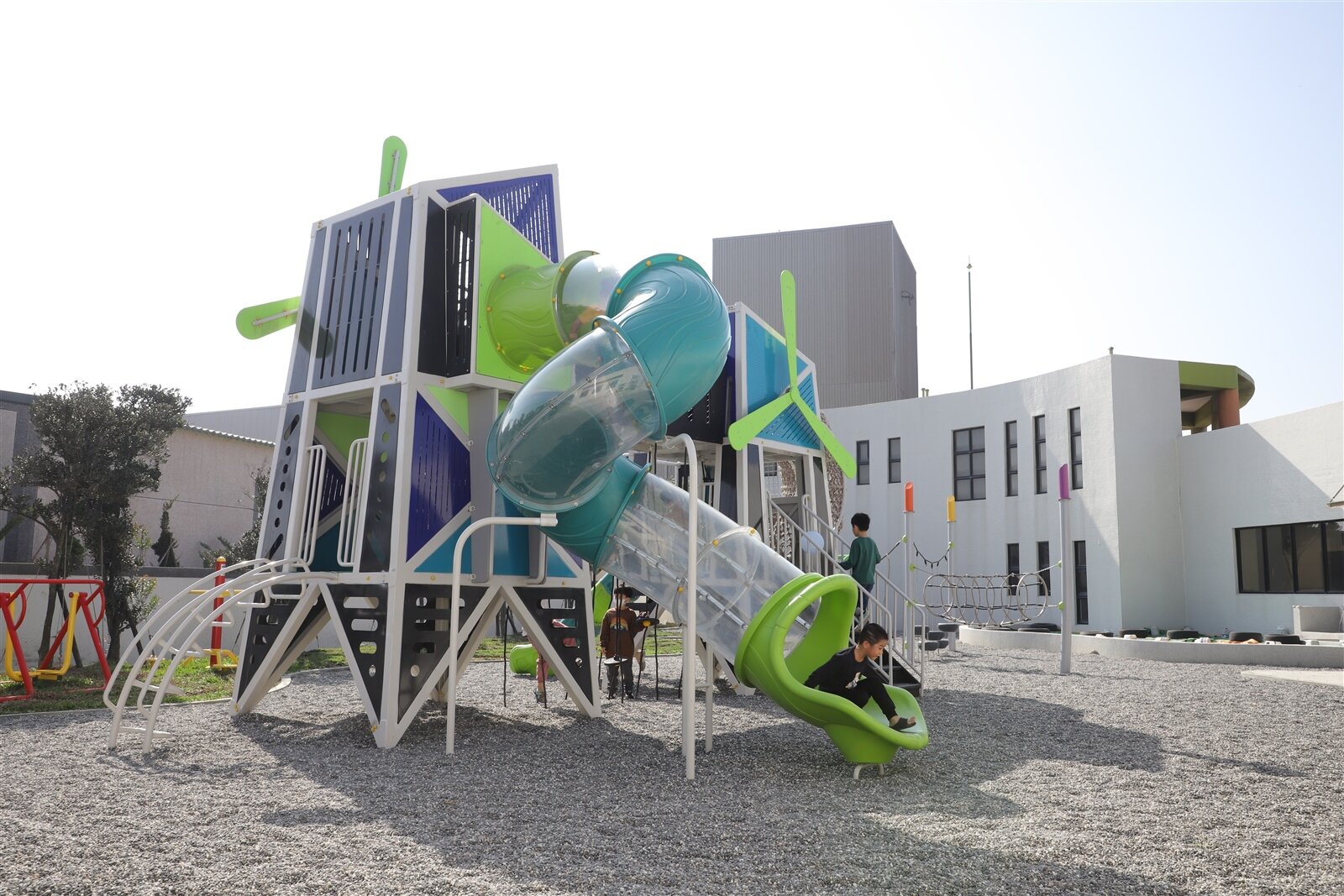 雲林縣麥寮親子館外部有適合親子共遊的硬體設施。記者陳苡葳/攝影