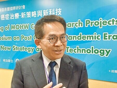 陽明交通大學醫學院副院長吳俊穎說明研究成果，脂肪肝患者使用低劑量阿斯匹靈，可降低5成肝癌風險。（王家瑜攝）