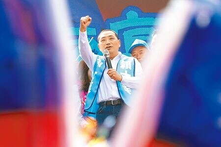 國民黨總統參選人侯友宜9日痛批，民進黨的能源政策是完全失敗的政策，用「以肺發電」傷害人民健康。圖為侯友宜9日出席賴士葆競選總部成立大會。（姚志平攝）