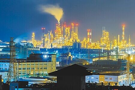 環境部表示,無論是發電使用或一般鍋爐,空氣汙染物應符合排放標準,且使用SRF者皆準用焚化爐戴奧辛及重金屬排放規定。圖為高雄市工業區,與本新聞內容無關。(本報資料照片)