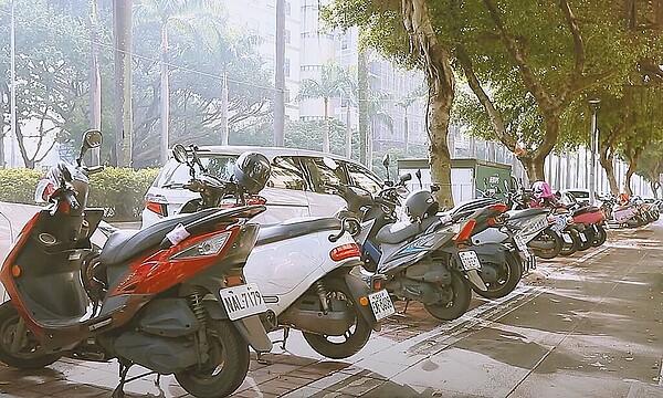 為了洗刷行人地獄汙名，台北市政府推出「機退2.0」計畫，讓機車不再停放於人行道上。圖／台北市交通局提供
