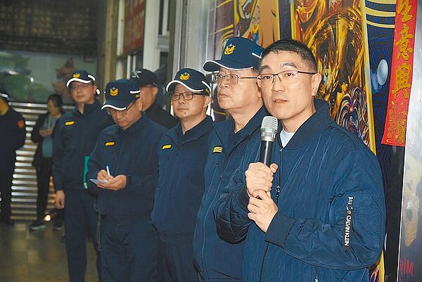 基隆市娛樂場所暴力事件頻傳，市長謝國樑（右）8日晚間與警察局長張樹德（右二）視察臨檢。（基隆市警察局提供／徐佑昇基隆傳真）
