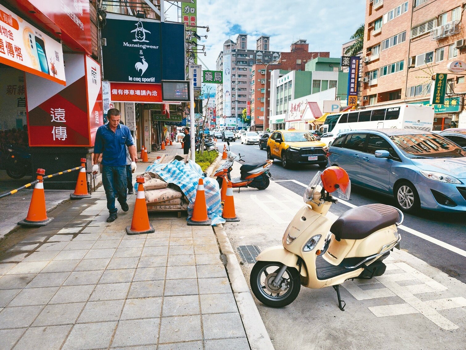 三峽區公所工務課指出，公車專用標線畫上後仍有民眾違停機車，已請警方加強取締。記者李定宇／攝影 