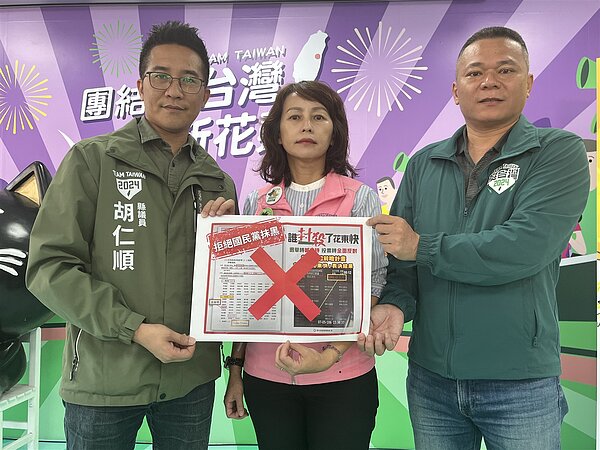 民進黨花蓮縣黨部主委嚴献宗（右）批評國民黨不思建設花東，只會在選前假提案騙選票，做文宣抹黑蕭美琴。記者王燕華／攝影