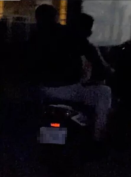 18歲李男與19歲黃男昨晨在高美濕地內騎機車,涉嫌破壞棲地生態,行為全遭一名女網友錄下並報警。圖/翻攝自網路Dcard