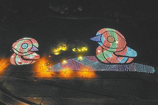 鴨鴨公園地景藝術展夜間光雕，將公園點綴得璀璨炫麗。（新北市高灘處提供／王揚傑新北傳真）