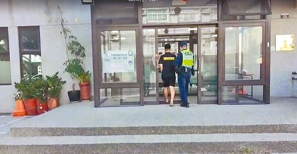 台中市清水警分局9日指出,警方調閱沿路監視器,追查到18歲李姓與19歲黃姓男子到案說明,2人因騎機車闖入高美溼地,依違反《野生動物保育法》,移請台中市政府農業局海洋資源漁業發展所,依法裁處。(清水警分局提供/張妍溱台中傳真)