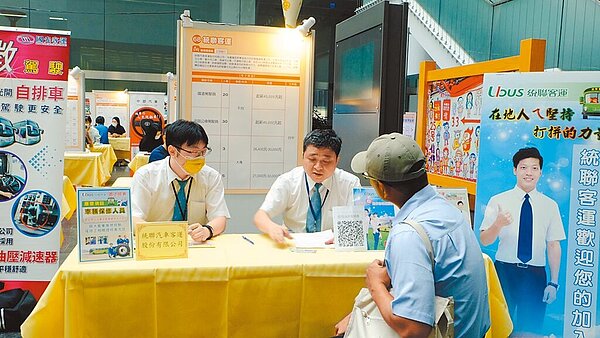 台中市勞工局12月7日邀集客運業者辦理徵才活動,盼能增加台中客運業人力。(台中市勞工局提供/張亦惠台中傳真)