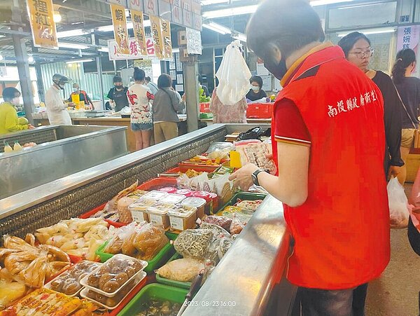 南投縣衛生局在生鮮超市、傳統市場、火鍋店、飯店等稽查,火鍋料及蔬果等共計90件送驗,檢驗結果9日出爐,其中火龍果、大辣椒共2件產品不合格。(南投縣衛生局提供/楊靜茹南投傳真)