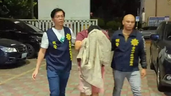 洪姓男子(中)涉嫌偷拍就診病患照片並上傳推特網站供人觀覽,被警方拘提到案。記者黃宣翰/翻攝