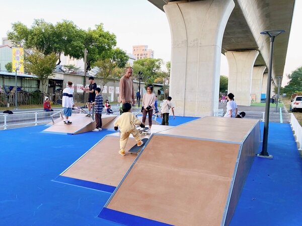 民眾使用滑板場。圖／台中市建設局提供
